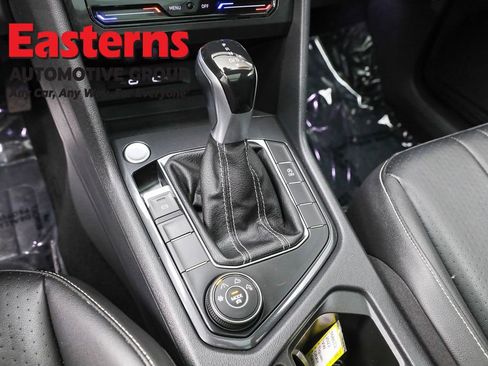 Used 2022 Volkswagen Tiguan SE w/ Panoramic Sunroof Package image 13