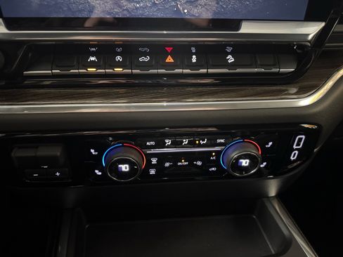 Used 2025 Chevrolet Silverado 1500 LT Trail Boss w/ Convenience Package II AWD/4WD image 18
