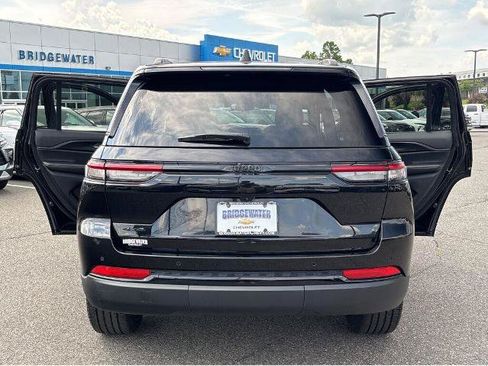 Used 2024 Jeep Grand Cherokee Altitude AWD/4WD image 9