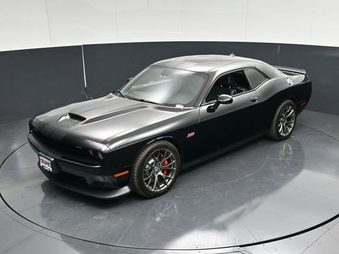 Used 2016 Dodge Challenger SRT w/ Technology Group RWD image 50