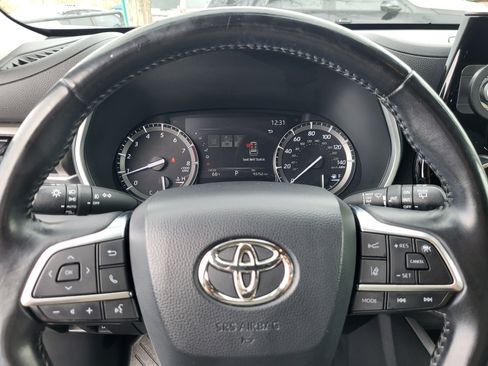 Used 2020 Toyota Highlander XLE image 8