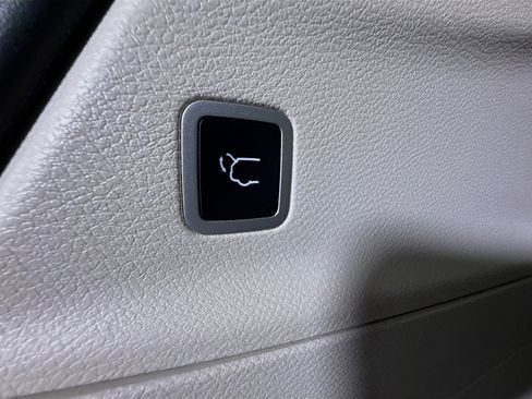 Used 2023 Chrysler Voyager LX FWD image 40
