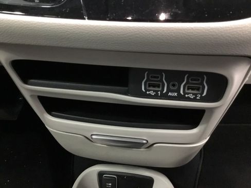 Used 2023 Chrysler Pacifica Touring-L image 25