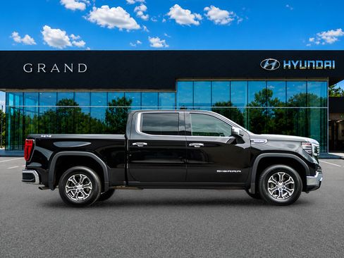 Used 2025 GMC Sierra 1500 SLT AWD/4WD image 7