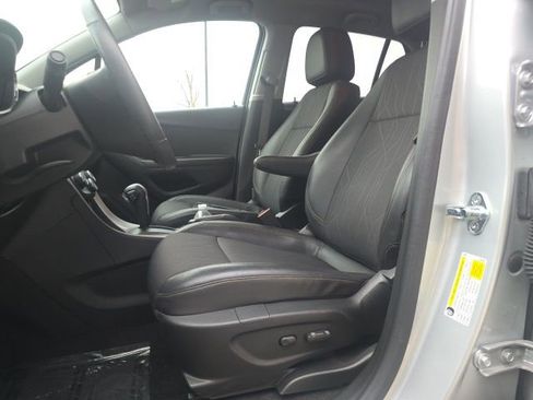 Used 2022 Chevrolet Trax LT w/ LT Convenience Package image 9