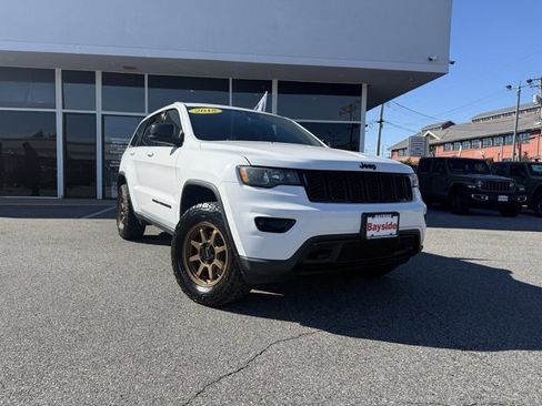 Used 2018 Jeep Grand Cherokee Laredo image 2