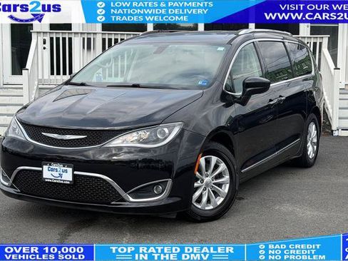 Used 2018 Chrysler Pacifica Touring-L FWD image 1