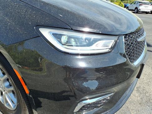 Used 2025 Chrysler Pacifica Select FWD image 2