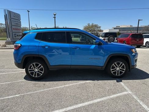 Used 2018 Jeep Compass Latitude w/ Popular Equipment Group AWD/4WD image 5