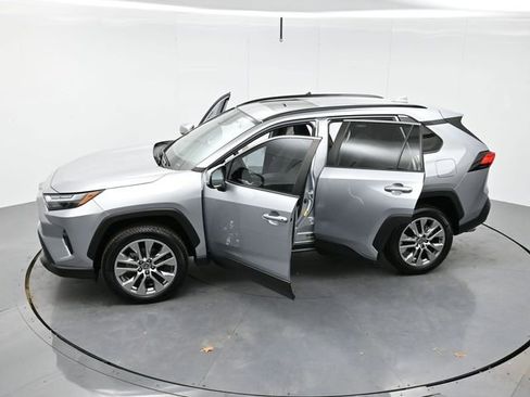 Used 2022 Toyota RAV4 XLE Premium image 45