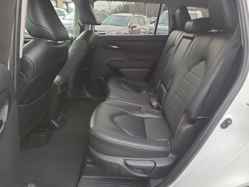 Used 2023 Toyota Highlander XLE image 29