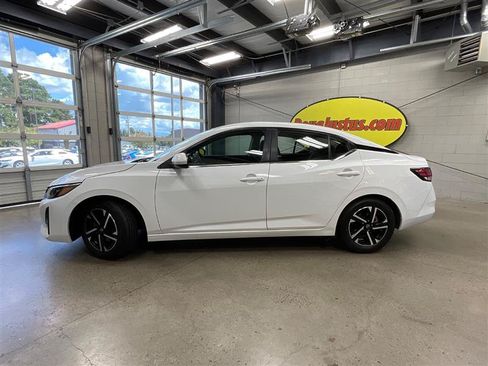 Used 2024 Nissan Sentra SV FWD image 2