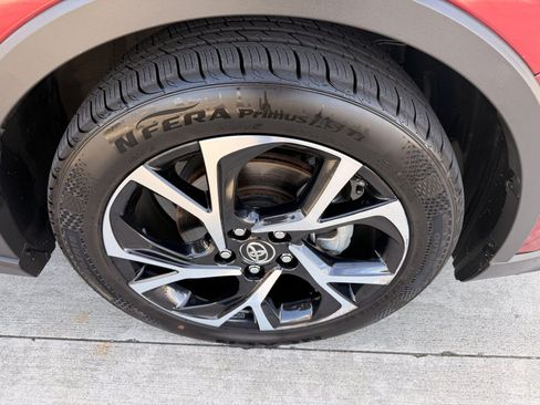 Used 2018 Toyota C-HR XLE FWD image 14