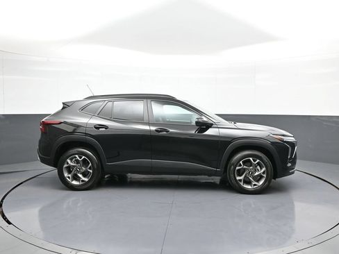 Used 2025 Chevrolet Trax LT w/ LT Convenience Package FWD image 5