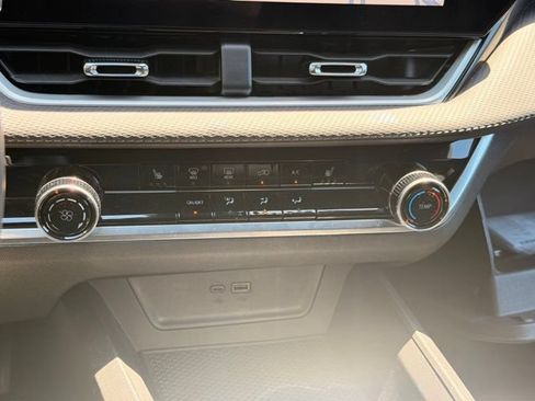 Used 2025 Chevrolet Equinox LT FWD image 27