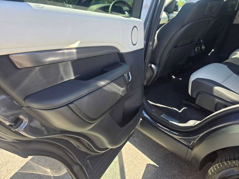 Used 2025 Land Rover Discovery Metropolitan Edition AWD/4WD image 16