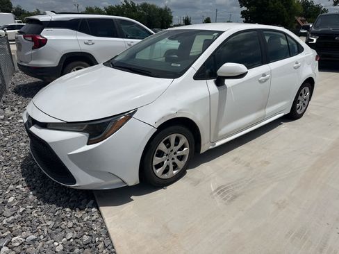 Used 2022 Toyota Corolla LE FWD image 2