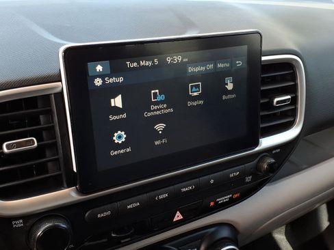 Certified 2025 Hyundai Venue SEL FWD image 21
