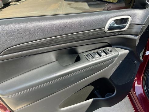 Used 2022 Jeep Grand Cherokee Laredo X image 17