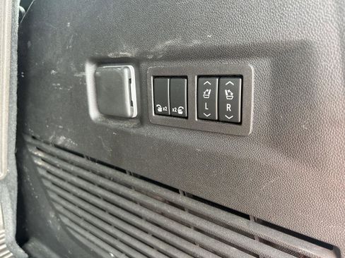 Used 2023 GMC Yukon Denali Ultimate image 33