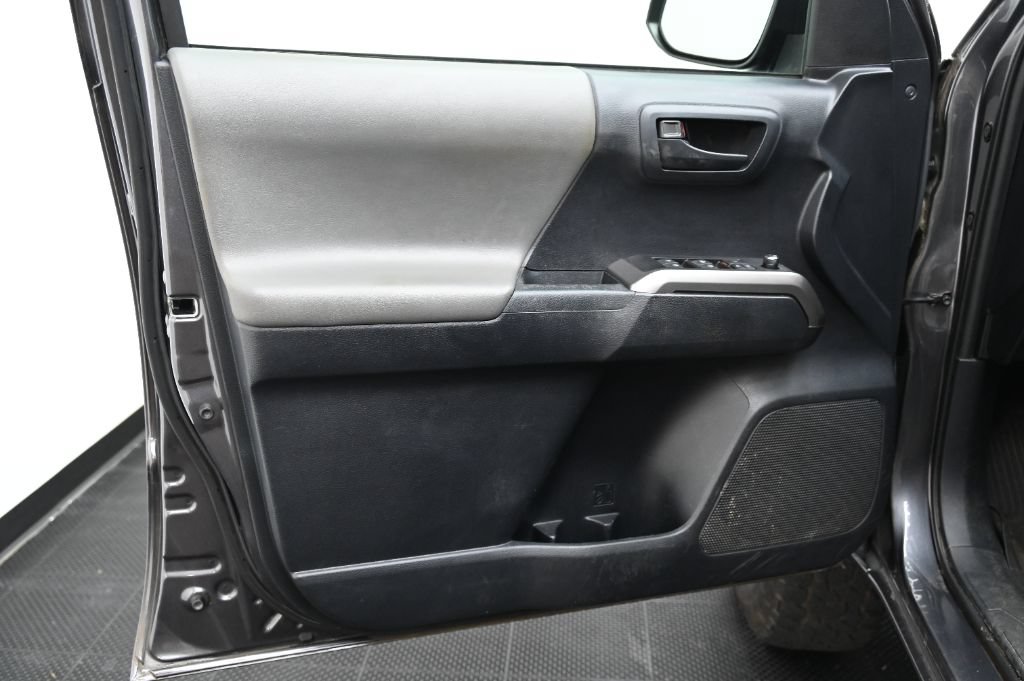Used 2018 Toyota Tacoma SR5 AWD/4WD image 18