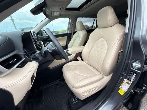 Used 2024 Toyota Highlander XLE AWD/4WD image 23