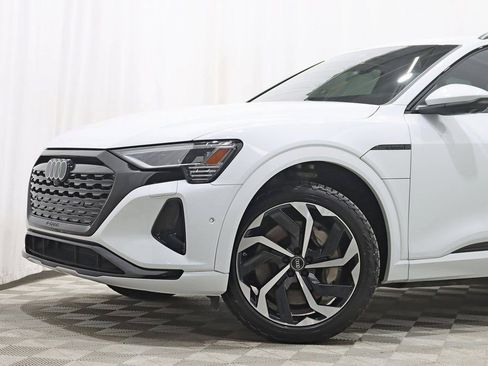 Used 2024 Audi Q8 e-tron Prestige image 2
