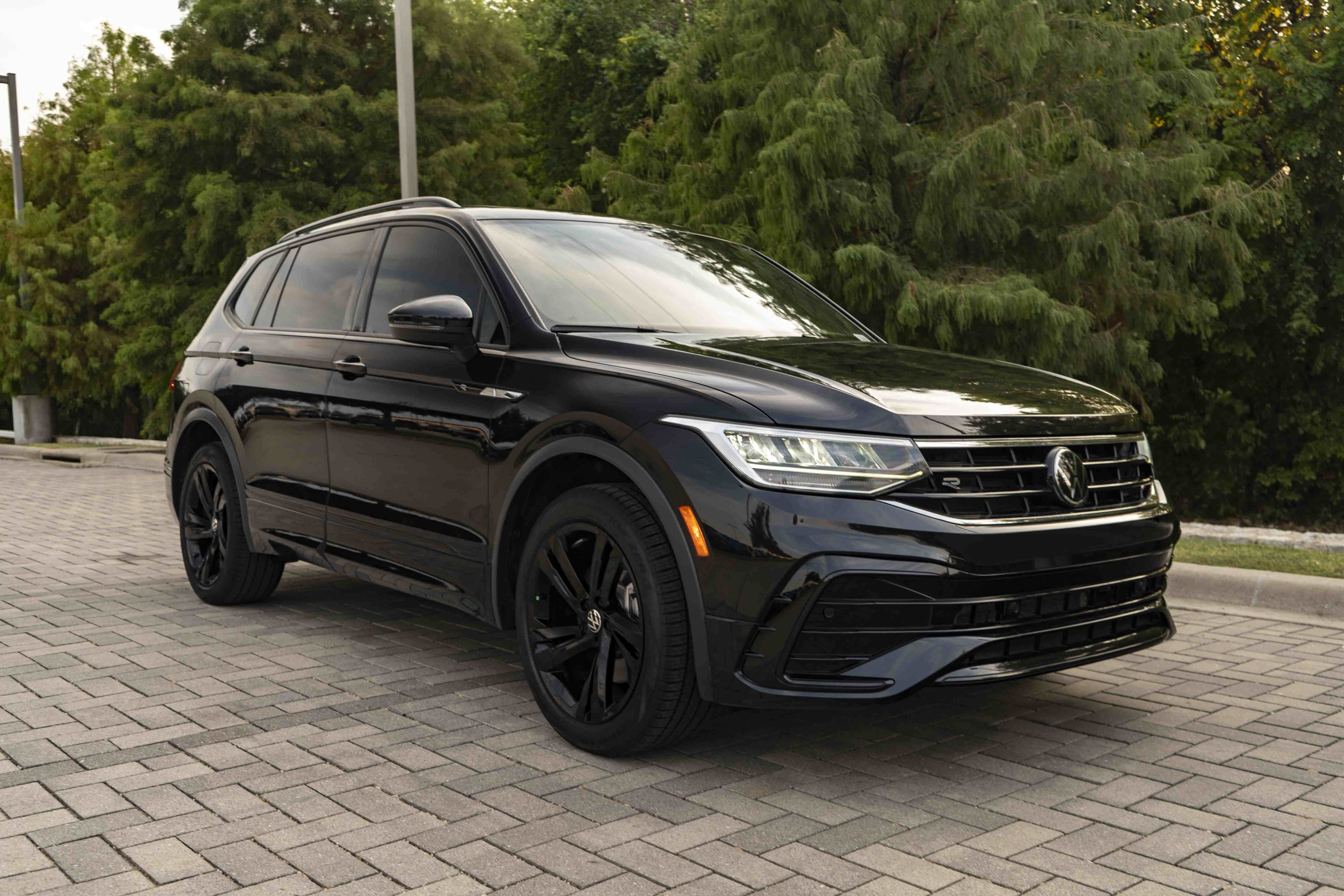 Certified 2023 Volkswagen Tiguan SE R-Line FWD image 2