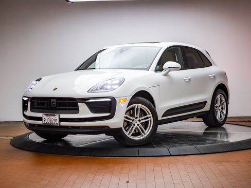 Certified 2025 Porsche Macan AWD/4WD image 1