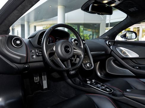 Used 2022 McLaren GT image 18