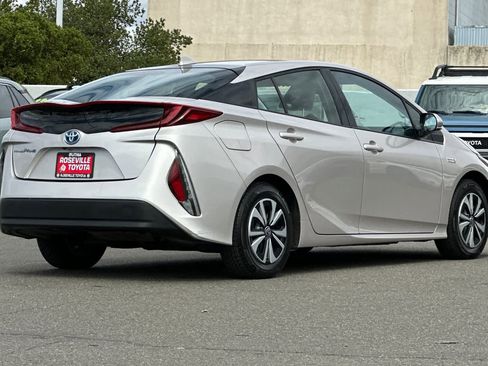 Used 2017 Toyota Prius Prime Premium image 2