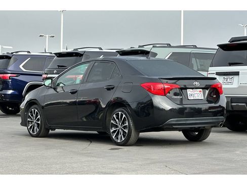 Used 2017 Toyota Corolla SE w/ SE Premium Package FWD image 6