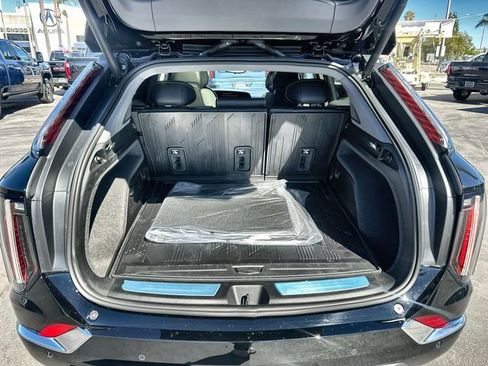 New 2025 Cadillac Optiq Luxury 1 image 27