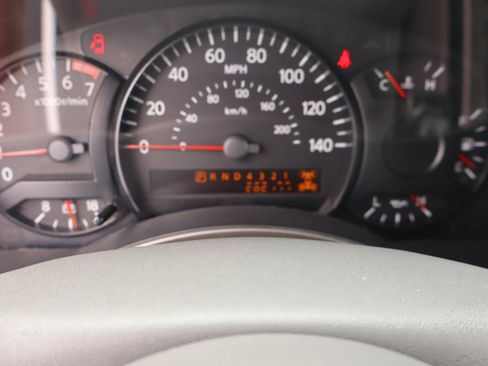 Used 2004 Nissan Titan LE AWD/4WD image 17