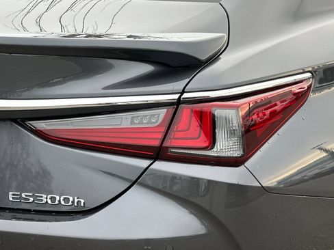 Used 2023 Lexus ES 300h w/ Premium Package image 25
