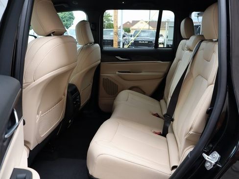 New 2025 Jeep Grand Cherokee Limited image 36