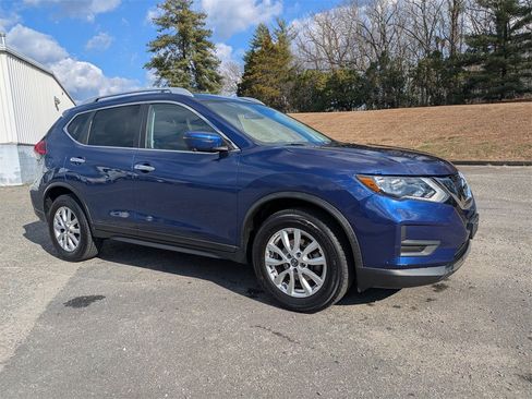 Used 2017 Nissan Rogue SV w/ SV Premium Package image 2