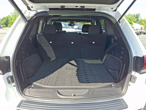 Used 2019 Jeep Grand Cherokee Laredo AWD/4WD image 29