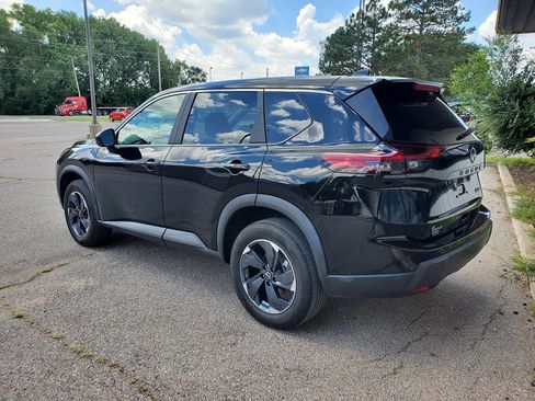 Used 2024 Nissan Rogue SV image 5