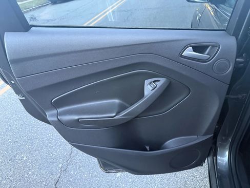 Used 2017 Ford Escape SE w/ Equipment Group 201A image 19