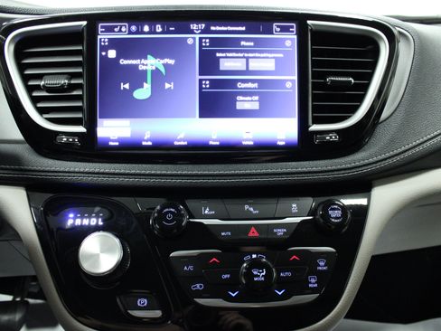 Used 2023 Chrysler Pacifica Touring-L FWD image 23