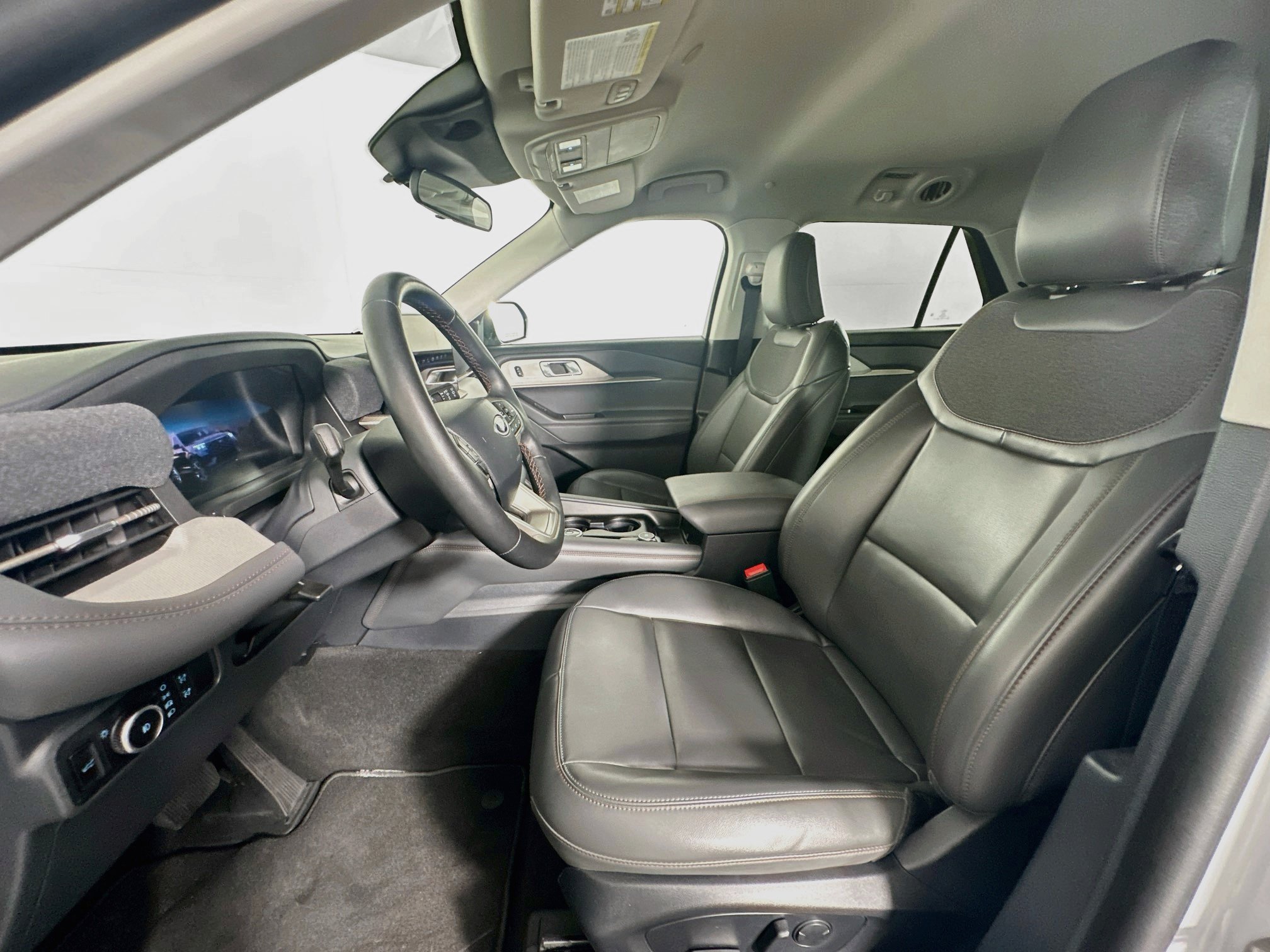Used 2025 Ford Explorer Active w/ Active Comfort Package RWD image 13