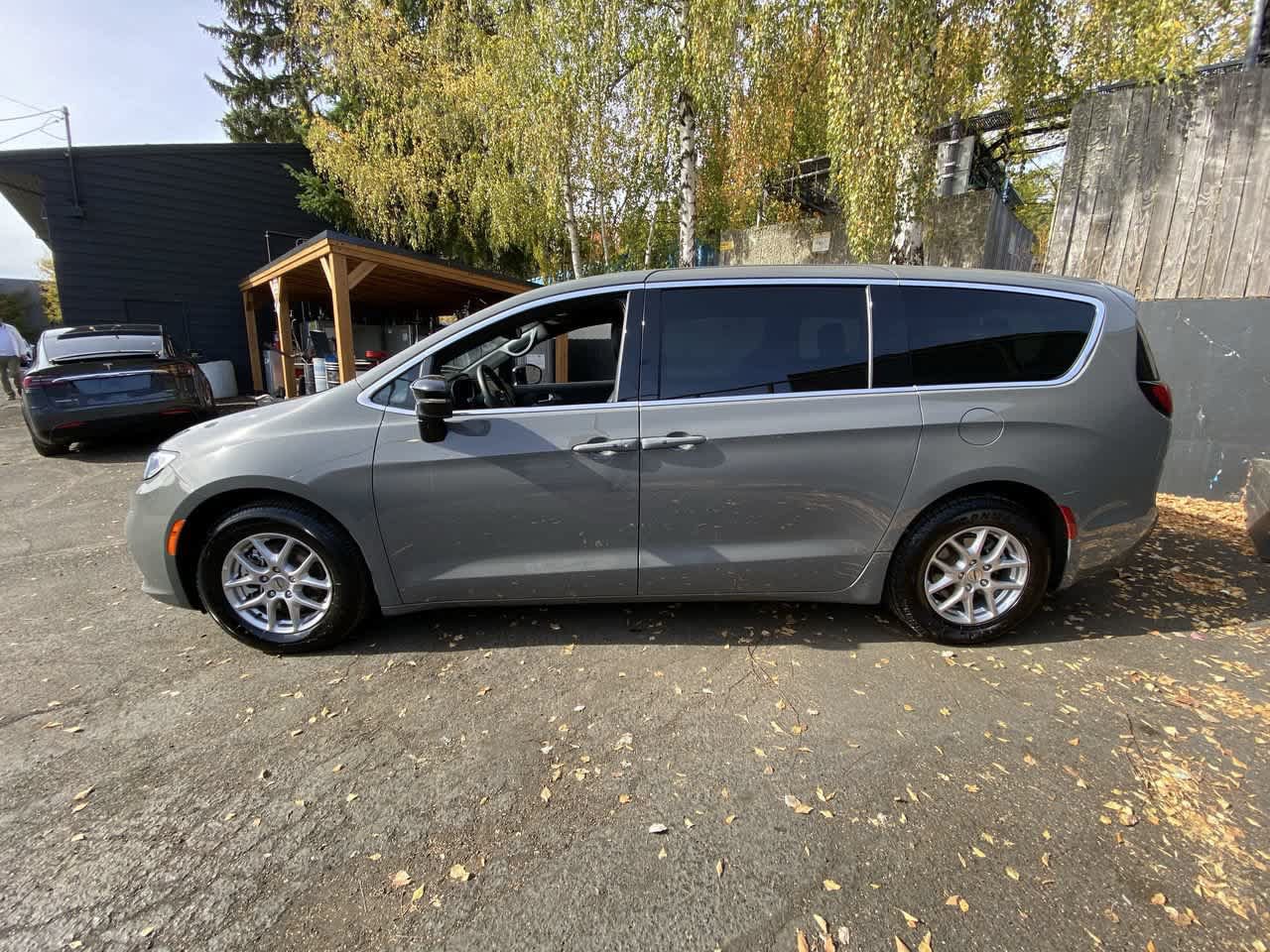 Used 2025 Chrysler Pacifica Select FWD image 3