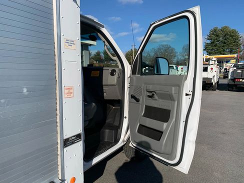 Used 2017 Ford E-350 and Econoline 350 Super Duty image 23
