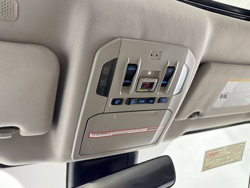 Used 2022 Toyota Highlander XLE FWD image 19