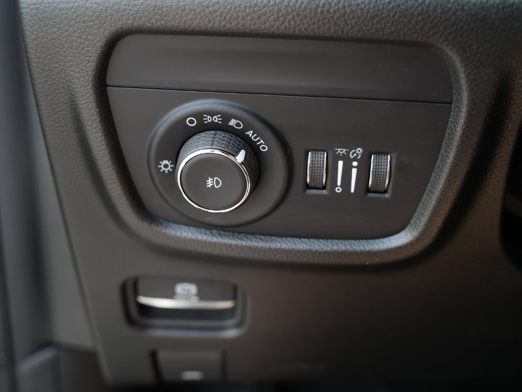 Used 2023 Jeep Grand Cherokee L Summit w/ Advanced Protech Group IV AWD/4WD image 40