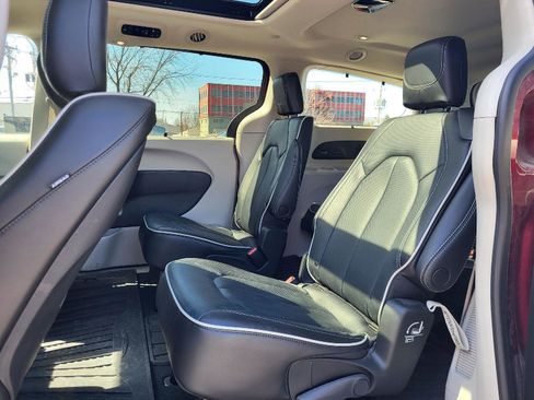 Used 2023 Chrysler Pacifica Limited w/ Uconnect Theater Family Group image 10