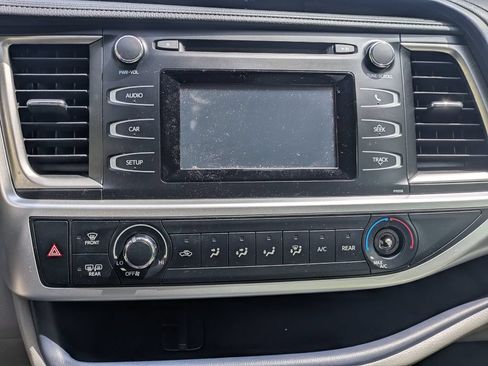 Used 2017 Toyota Highlander LE FWD image 48