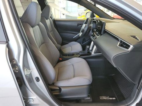 Used 2024 Toyota Corolla Cross SE image 22