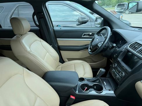 Used 2017 Ford Explorer XLT w/ Equipment Group 202A FWD image 8